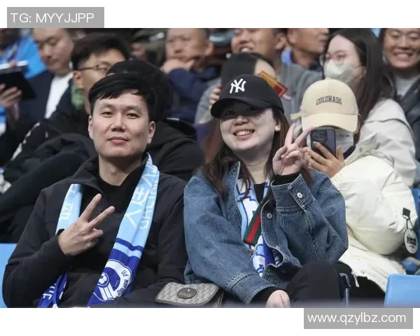 球迷在看台上表白成功，现场掌声雷动